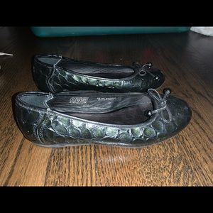 EUC Size 4 girls Cole Haan shoes.